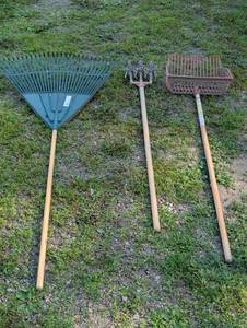 lot 318 image: Set of 3 - Rake - Cultivator - Basket Shovel