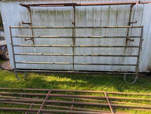 lot 324 image: 142 x 64 Corral PanelGate - 1.75 Tubing Powder Coated - Pin Locks Included - Light Duty