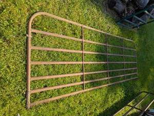 lot 325 image: Pair  of Farm Rated Corral Panels - 14 ft x 4 ft & 12ft x 4ft - 1.75 Tubing - Heavy Duty