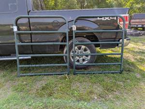 lot 326 image: Pair of - Priefert RG04GN Economy Gate, 4 ft W Gate, 50-12 in H Gate, 20 ga Frame TubeChannel, 1.66 in Mesh, Green
