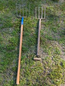 lot 313 image: Set of 2 Pitchforks - 1 Big Handle - 1 Small Handle