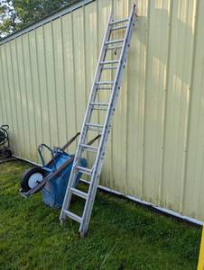 lot 301 image: 20 Aluminum Extension ladder - All American