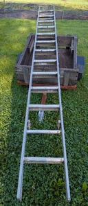 lot 302 image: 24 Aluminum Extension ladder  - Used