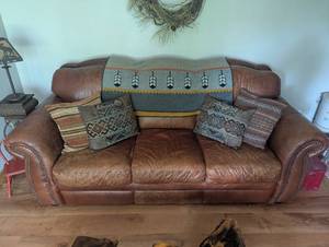 lot 401 image: Leather Couch - Tan - 3 Person - 78 x 39 - Elegance with Function