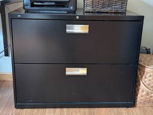 lot 406 image: Hon 2 Drawer File Cabinet - 36 x 19 x 28