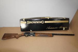 lot 53 image: 1972 Browning Auto-5 Light Twelve 12 Gauge Semi-Auto Shotgun - Original Box