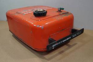 lot 85 image: Vintage Metal 1980s Chrysler Tote Tank Outboard Motor 6 Gallon Tank