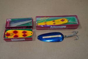 lot 104 image: 4 Dardevle Lures