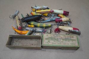 lot 124 image: Assorted Vintage Fishing Lures