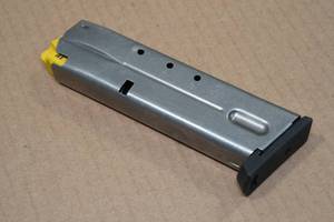 lot 140 image: Smith & Wesson .40 S&W 11-Round Pistol Magazine