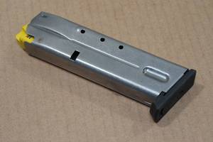 lot 141 image: Smith & Wesson .40 S&W 11-Round Pistol Magazine