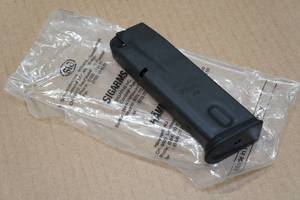 lot 143 image: Sig Sauer P229 .40 S&W Pistol Magazine