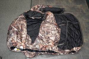 lot 215 image: Classic Accessories Insulated Portable Field Dog Kennel Jacket