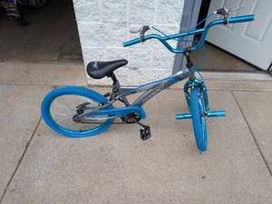 lot 70 image: HUFFY RADIUM BIKE