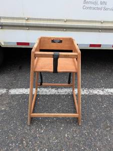 lot 100 image: COMMERCIAL CHILD BOOSTER SEAT