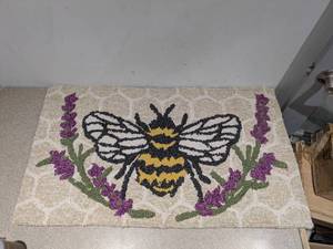 lot 83 image: HAND HOOKED ACCENT RUG