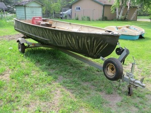 lot 4 image: 14 Camo DuckFishing Boat with 2006 Homemade Boat Trailer