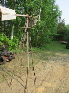 lot 6 image: 8 Metal Windmill Yard Decoration