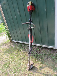 lot 16 image: Craftsman Bushwacker 32cc Gas Brush Trimmer