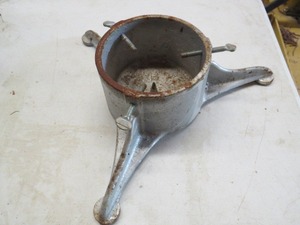 lot 41 image: Vintage Roloff Manufacturing Cast Iron Christmas Tree Stand