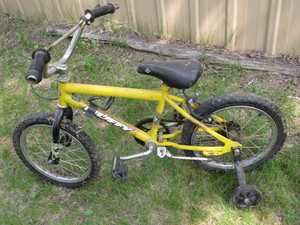lot 56 image: Huffy Kids Bike with Training Wheels