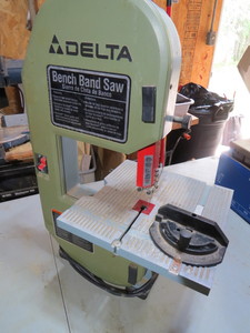 lot 64 image: Delta Bench Band Saw