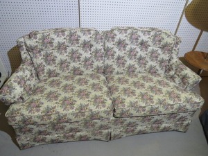 lot 72 image: Floral Love Seat