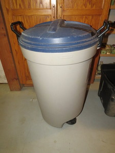 lot 39 image: 32 Gal. Rubbermaid Roughneck Trash Container with Wheels