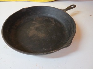 lot 98 image: Lodge 12 Cast Iron Skillet