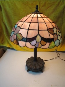 lot 115 image: Tiffany Style Table Lamp