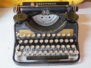 lot 120 image: Vintage Underwood Typewriter with Case