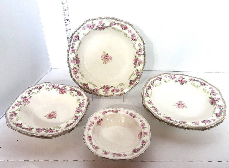 lot 11 image: 6 Alfred Meakin Rose Bower Miscellaneous Dinner Pieces