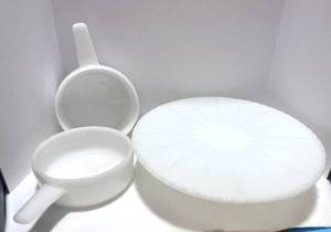 lot 47 image: Two Handled 14oz Glasbake Soup Bowls and Cake Plate