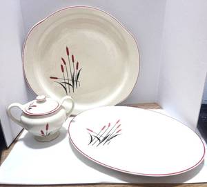 lot 78 image: Set of Universal Potteries Camwood Ivory Cattail Dishes See Set List in Description