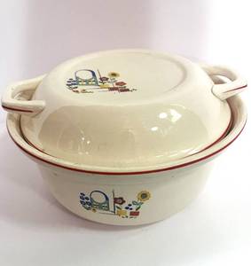 lot 32 image: 1940s Universal Cambridge Covered Casserole Dish