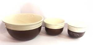 lot 33 image: Three Vintage Oxford Stoneware Pieces