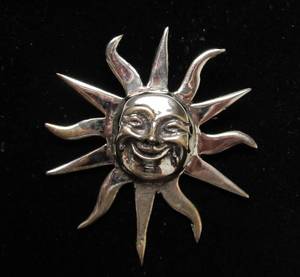 lot 42 image: Large Sterling Silver Smiling Sun Brooch 