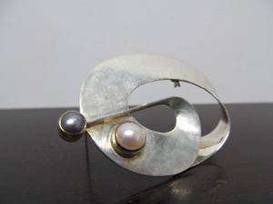 lot 45 image: Larger Retro Vintage 80s Modernist Sterling Silver Brooch by Michou