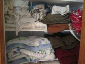 lot 206 image: Blankets, comforter and other bed c...
