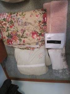 lot 209 image: Misc quilts, bed linens and bathroo...