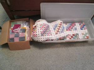 lot 216 image: Rubbermaid wrap n craft tote with q...