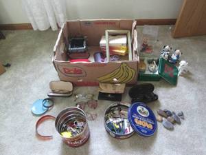 lot 254 image: Box of random vintage nik naks, tin...