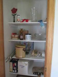 lot 255 image: Content of linen closet to include ...