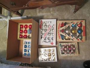 lot 267 image: Lot of vintage glass Christmas bulb...
