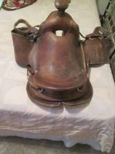 lot 283 image: Vintage leather Western style saddl...
