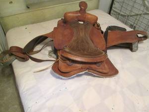 lot 285 image: Vintage leather Western style saddl...