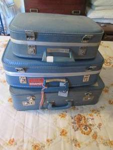 lot 292 image: Vintage blue 3pc suitcase set...