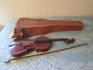 Antique Violin with bow in hardside...