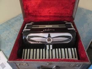 lot 319 image: Antique Majorette accordion with sh...