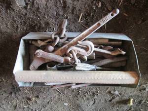 lot 162 image: Tray full of assorted hand tools...